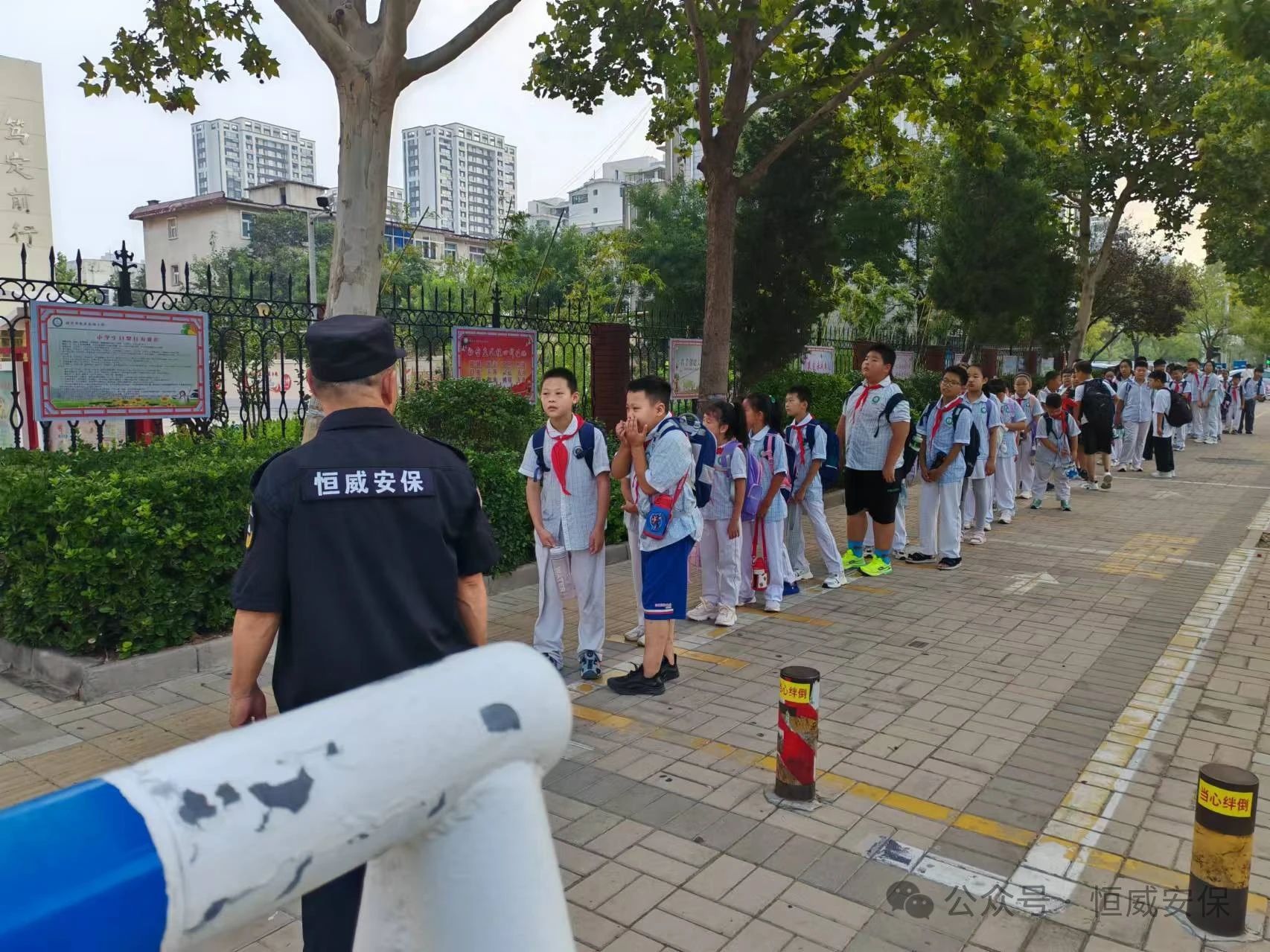 【護校安園】恒威安保全力以赴站好“護學崗” 當好“護航者”